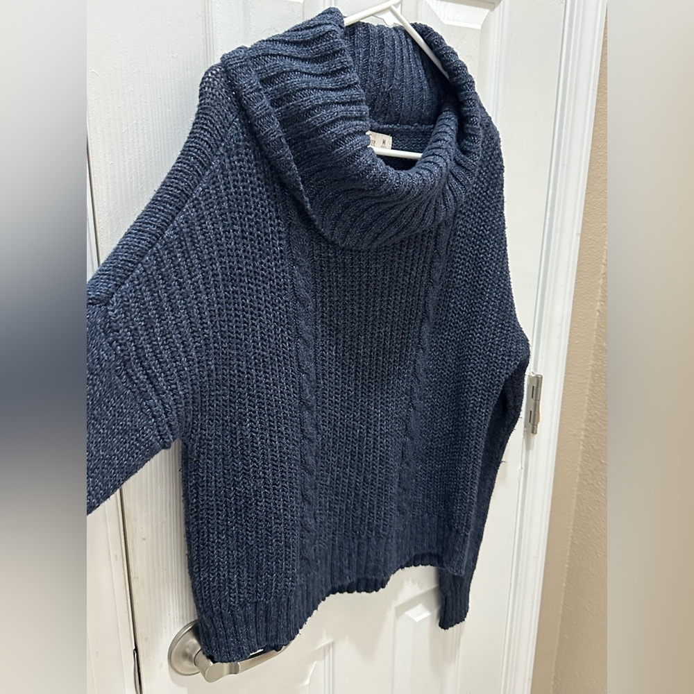 HOLLISTER blue knit cowl neck sweater size Medium